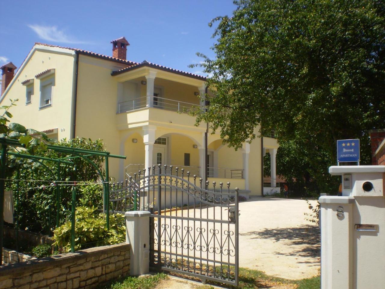 Apartments Rajci Ровин Екстериор снимка